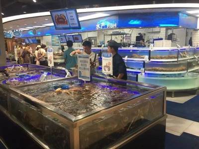 当墨镜辣妹在盒马大战龙虾精章鱼怪 一场荒诞又鲜活的都市寓言